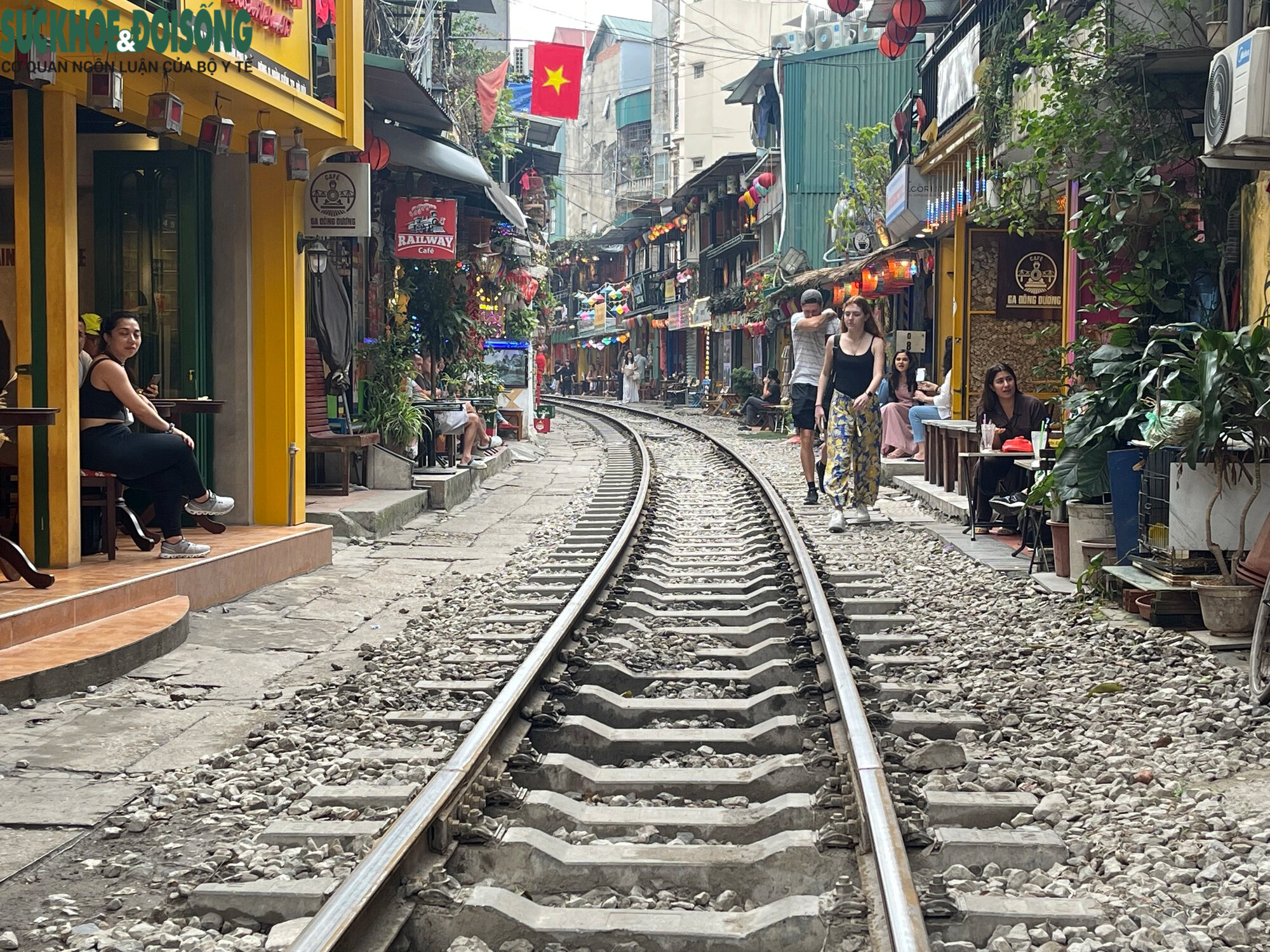 Start your Hanoi Travel with vibrant train vibes
